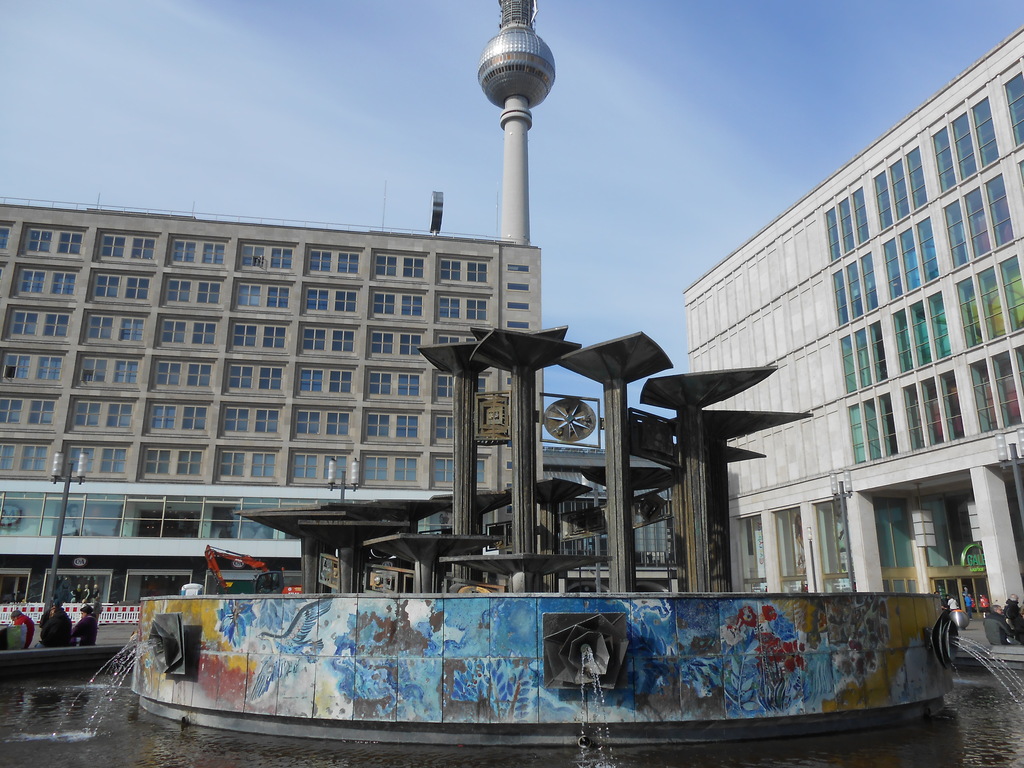 Alexanderplatz, La "Fontana dell'amicizia fra i popoli"